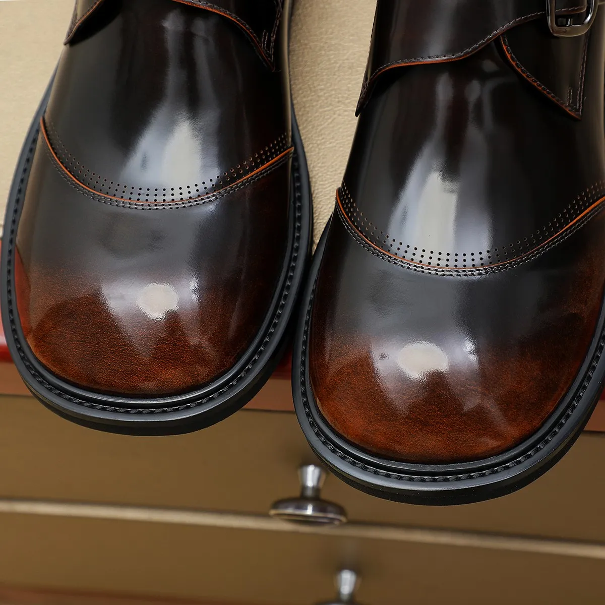 Men's shoes 💰620 💰 Louis Vuitton LV ® Autumn and Winter 🆕 models 🔛Full shoe counter First layer cowhide, 🐂leather lined casual shoes for men, super soft outsole, essential for driving. Counter synchronized original first layer cowhide completely 1:1 mold customization 🌹Top version, 2 colors available! Number: 38-45 (37.46. Customized)